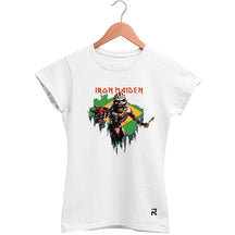 Camiseta Baby Look Feminina Iron Maiden bandeira - Clube Rock - P - Branca - 